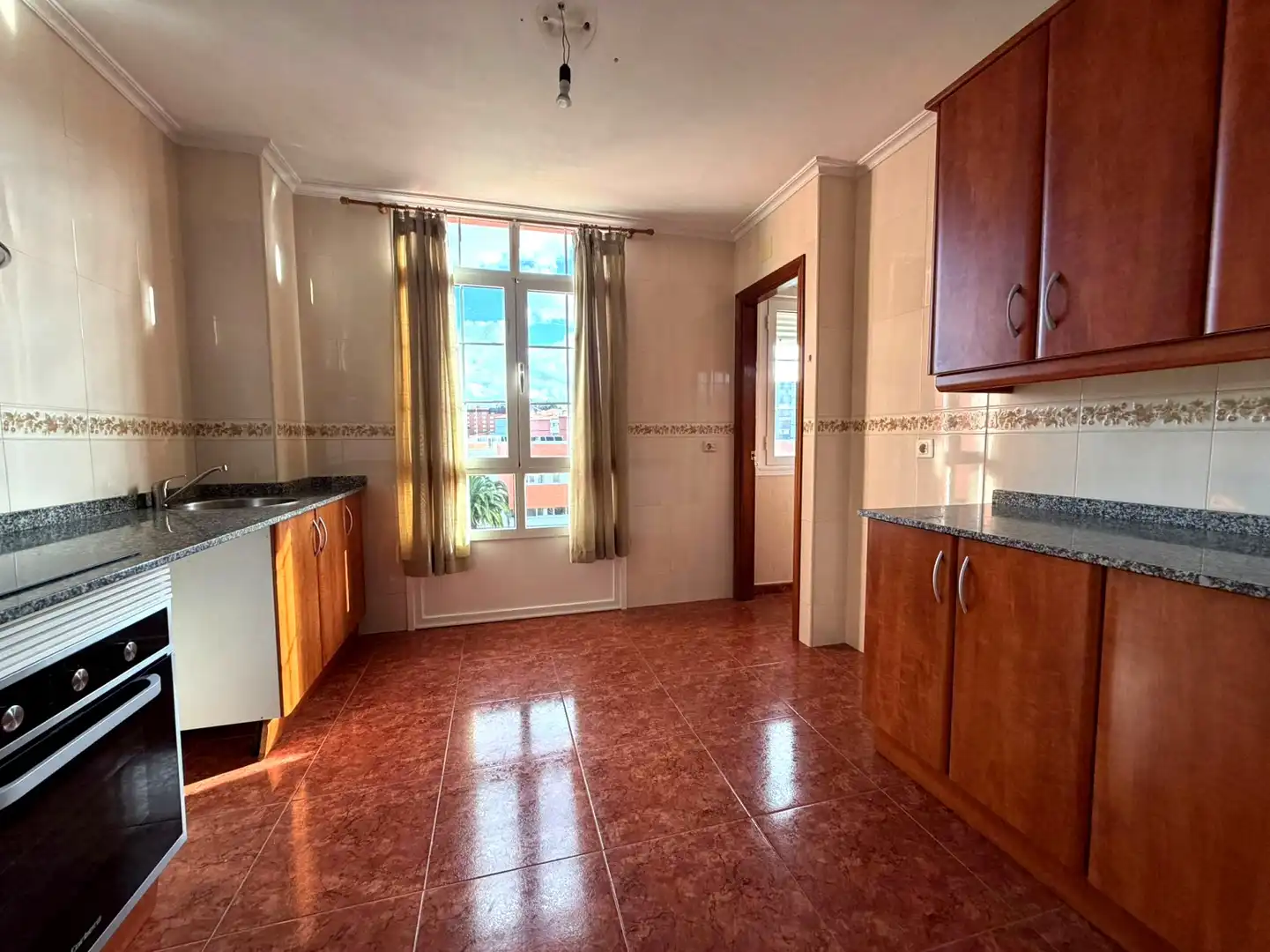 Cuina de Pis en venda en Avilés amb Calefacció, Parquet i Traster
