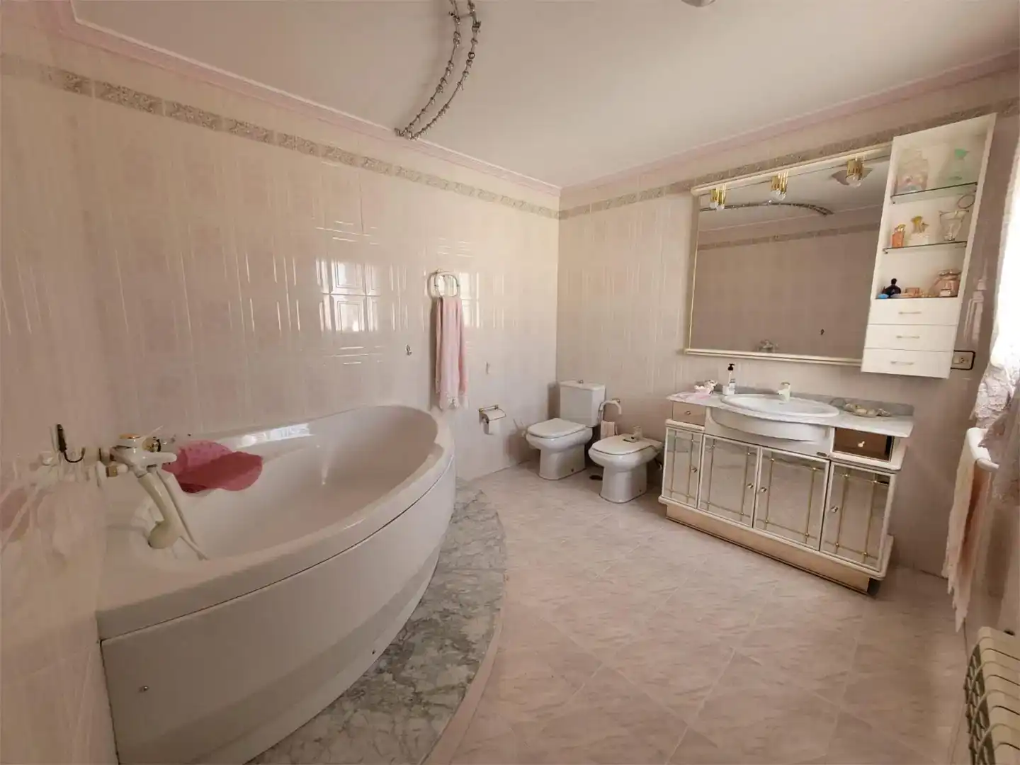 Bany de Casa o xalet en venda en Baza amb Aire condicionat, Jardí privat i Traster