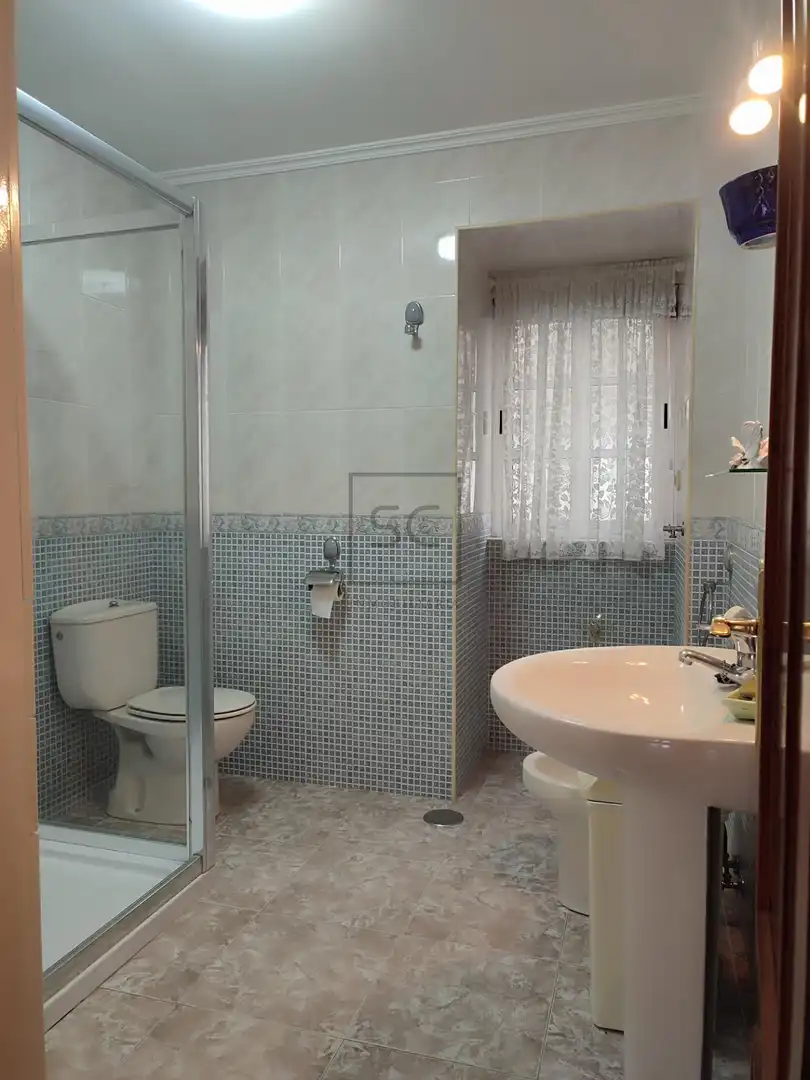 Badezimmer von Einfamilien-Reihenhaus zum Verkauf in Ares mit Terrasse, Abstellraum und Möbliert