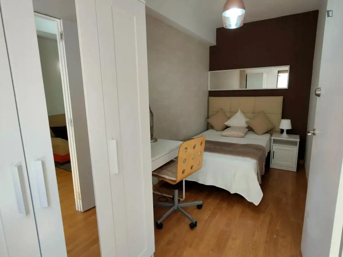 Schlafzimmer von Wohnungen zur untervermieten in Alcalá de Henares mit Möbliert, Ofen und Waschmaschine