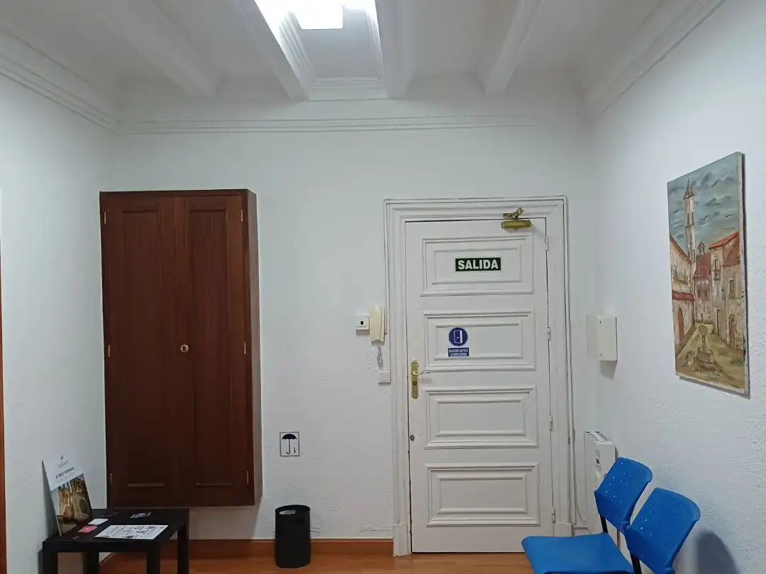 Büro zur Miete in Burgos mit Heizung, Internet und Alarm