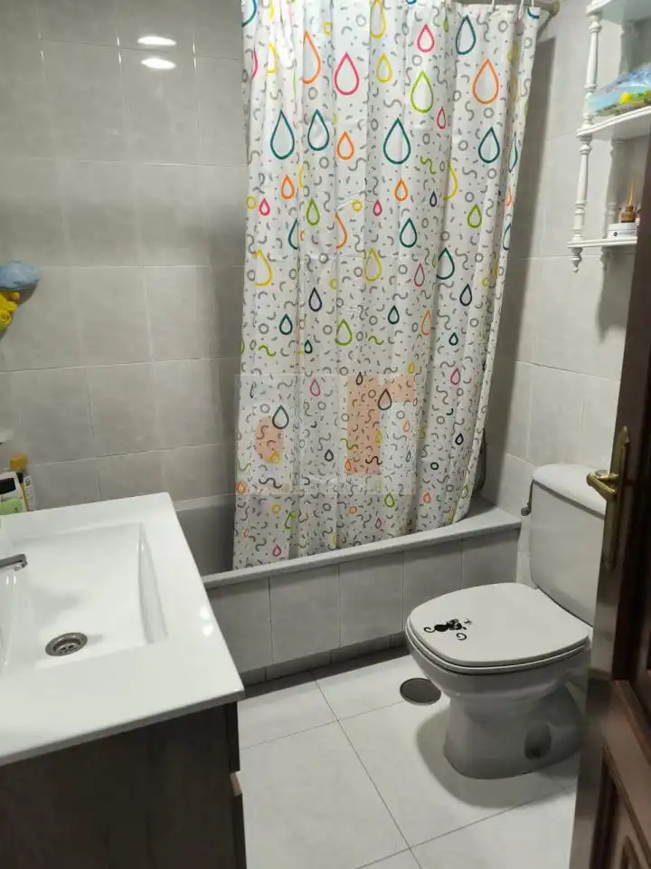 Baño de Apartamento en venta en Moaña con Calefacción, Parquet y Amueblado