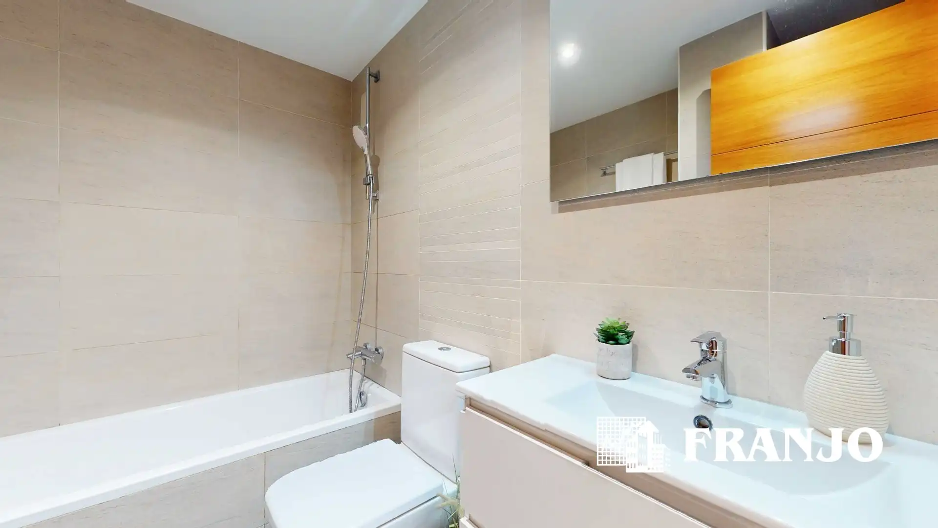 Badezimmer von Dachboden zum Verkauf in Sabadell mit Heizung, Terrasse und Schwimmbad