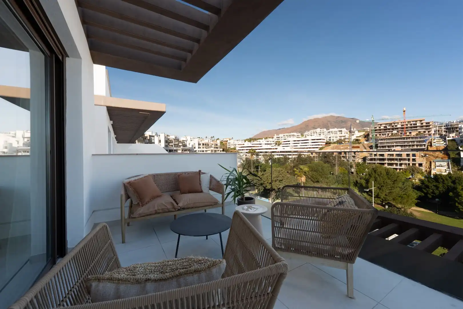 Terrasse von Dachboden zum Verkauf in Estepona mit Klimaanlage, Terrasse und Abstellraum