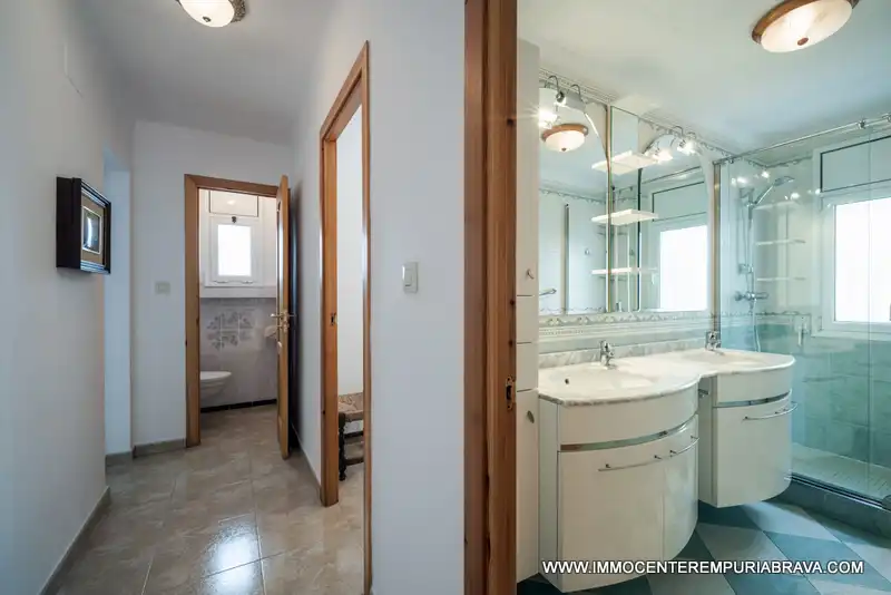 Bathroom of Ground floor for sale in Roses  with Terrace and Storage room
