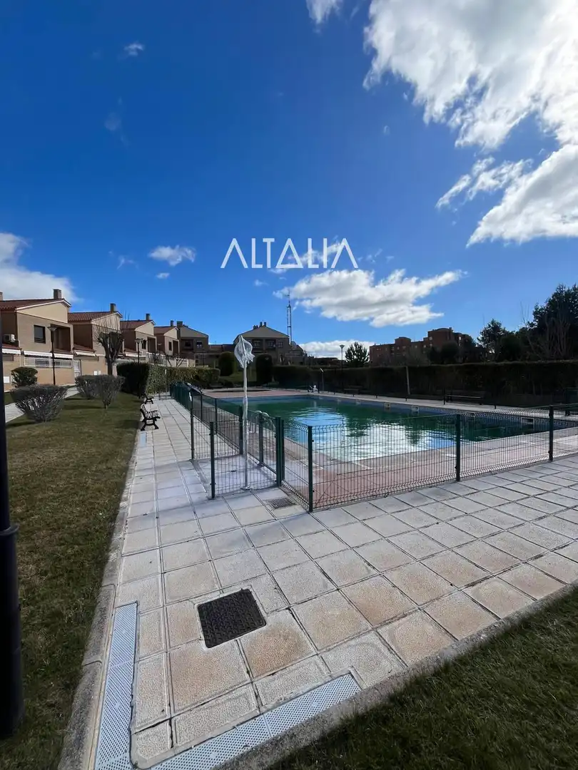 Piscina de Casa adosada en venta en Cuenca con Calefacción, Piscina y Piscina comunitaria