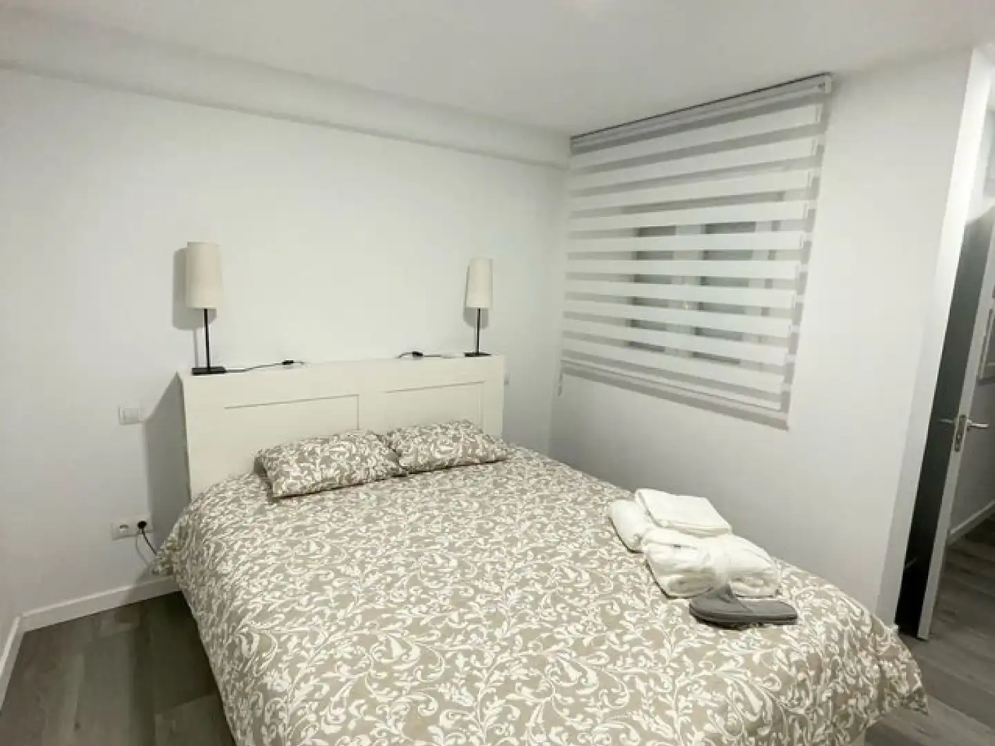 Dormitori de Apartament de lloguer en Madrid amb Aire condicionat, Calefacció i Moblat