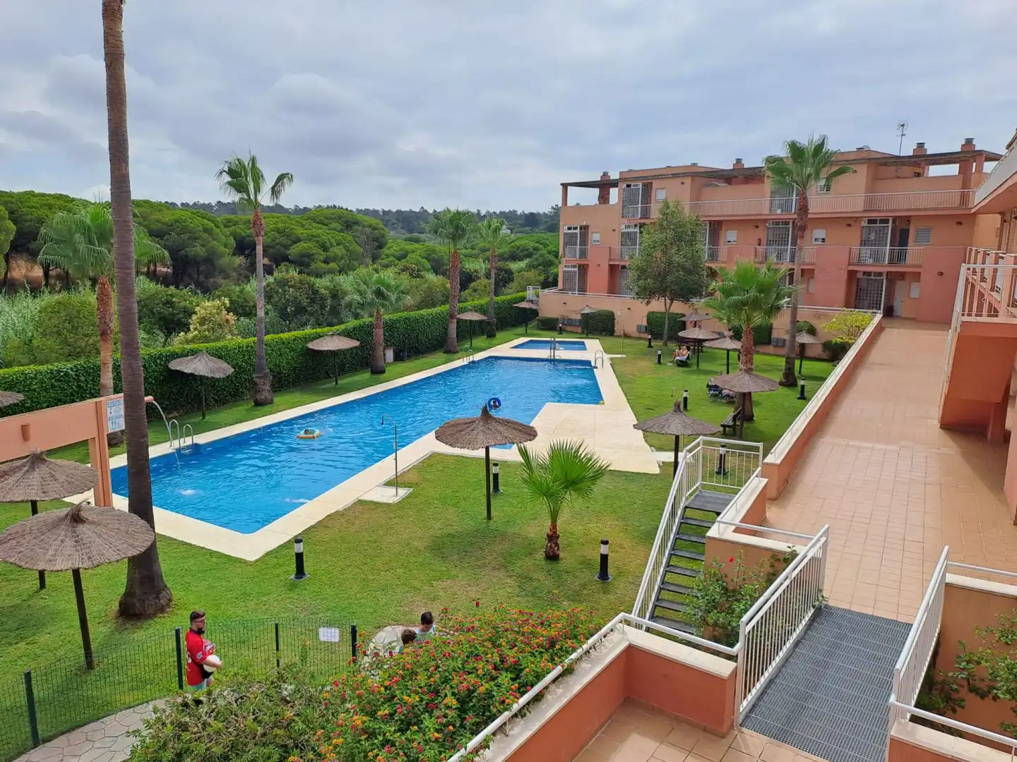 Schwimmbecken von Dachboden zum Verkauf in Islantilla mit Terrasse, Abstellraum und Möbliert