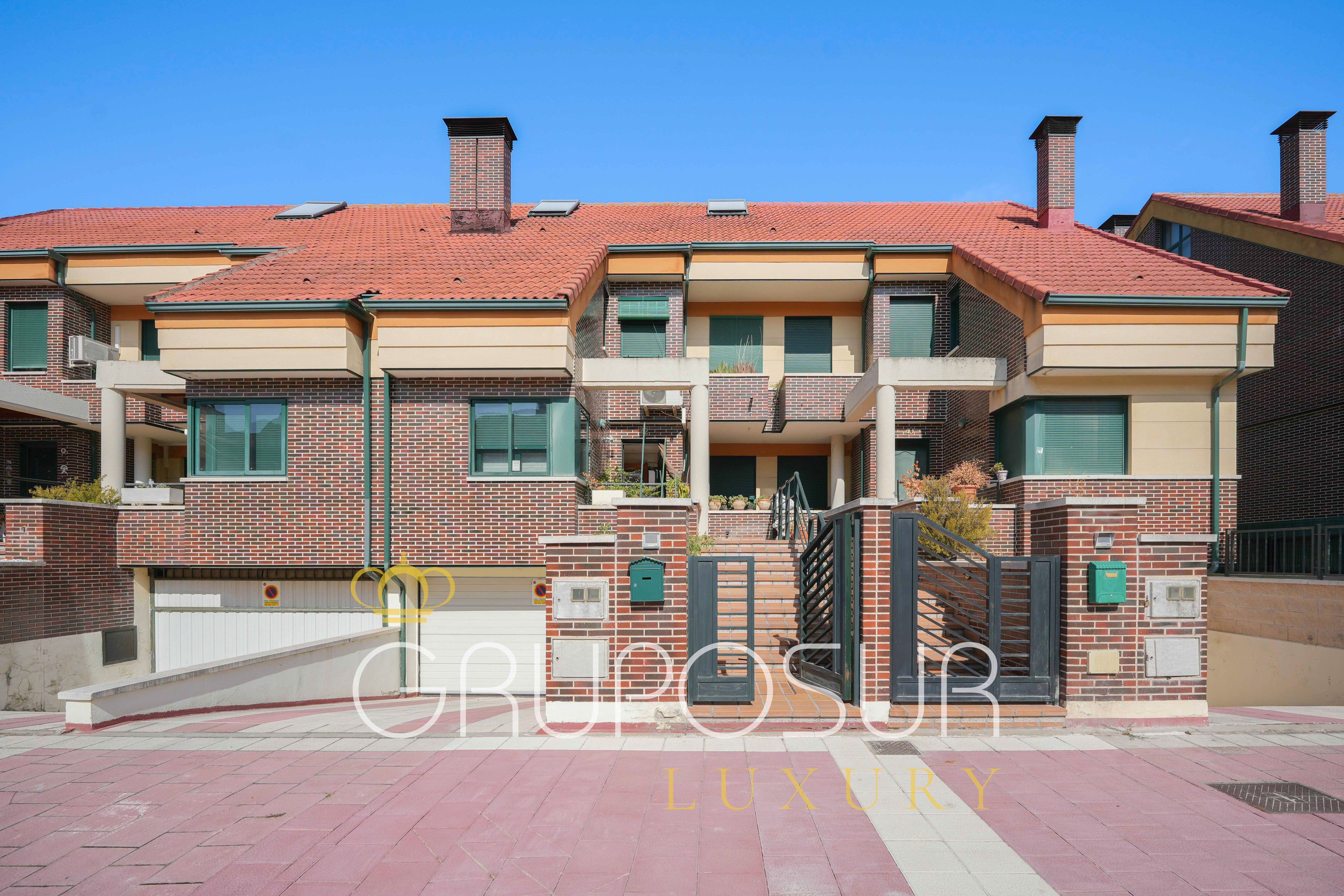 Vista exterior de Casa adosada en venda en Valladolid Capital amb Aire condicionat, Calefacció i Jardí privat