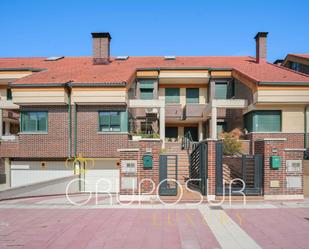 Exterior view of Single-family semi-detached for sale in Valladolid Capital  with Air Conditioner, Heating and Private garden