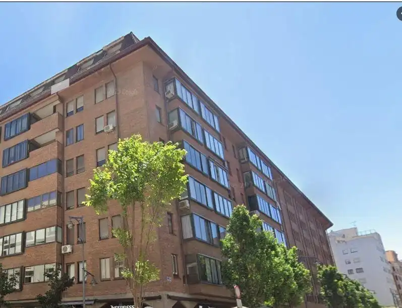 Außenansicht von Maisonette zur Miete in Valladolid mit Klimaanlage, Heizung und Parkett