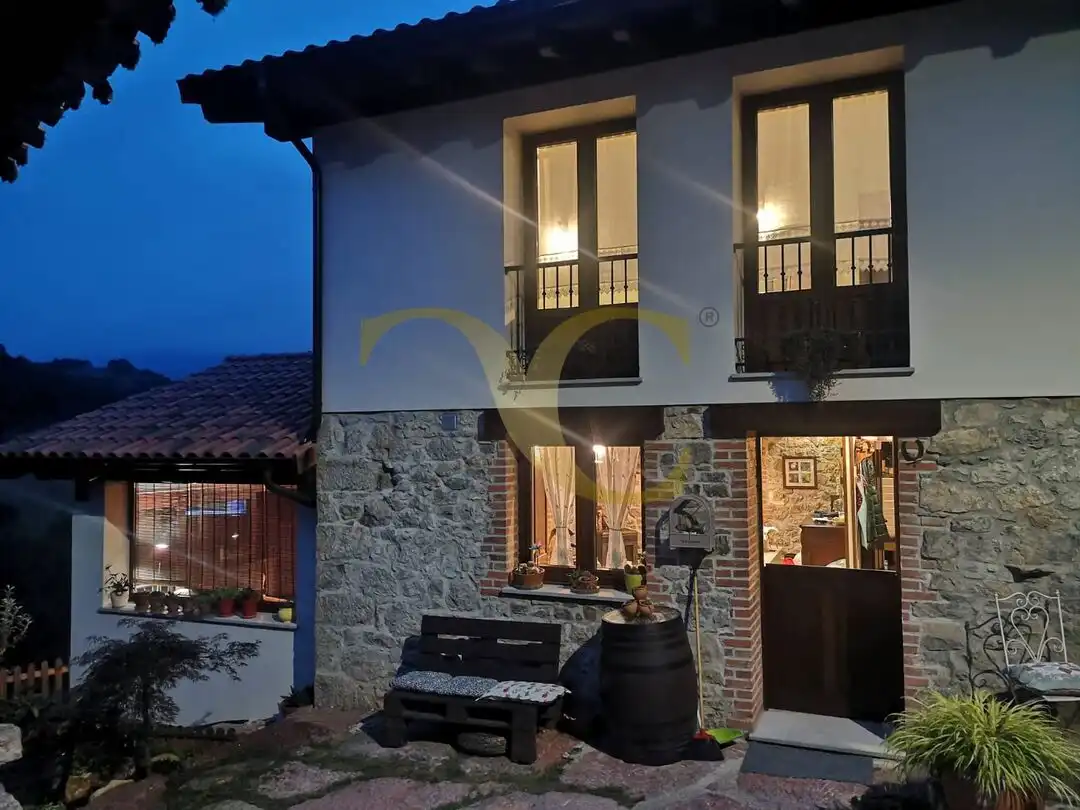 Vista exterior de Casa o xalet en venda en Cangas de Onís amb Calefacció, Jardí privat i Terrassa