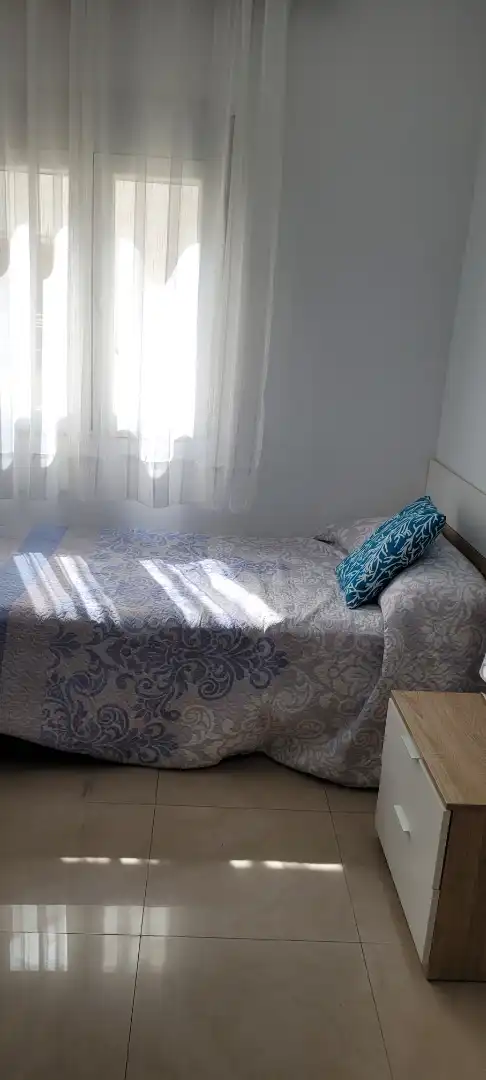 Habitación de Piso de alquiler en Cuenca con Calefacción, Parquet y Amueblado