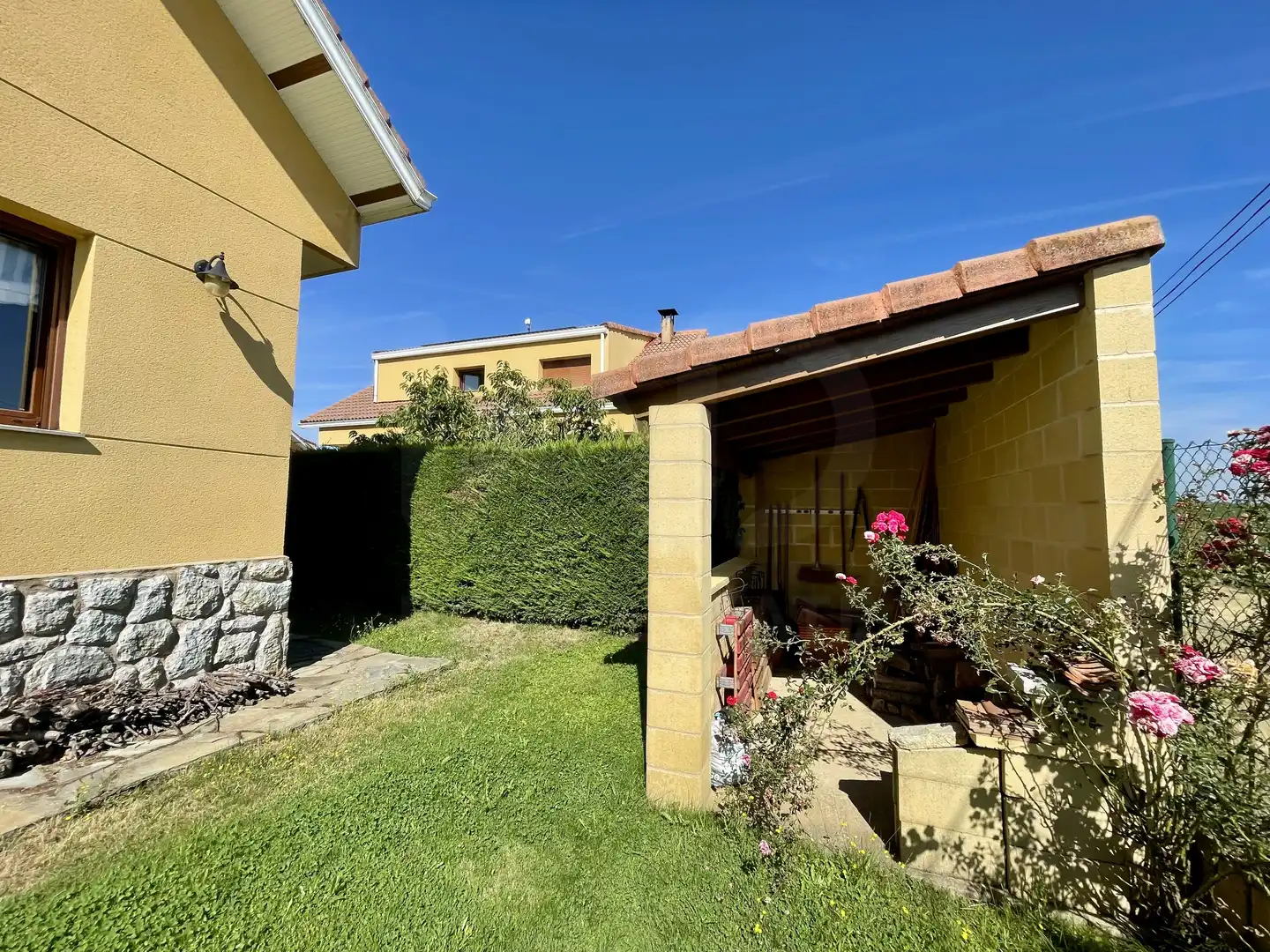 Jardí de Casa o xalet en venda en Santovenia de la Valdoncina amb Calefacció i Terrassa