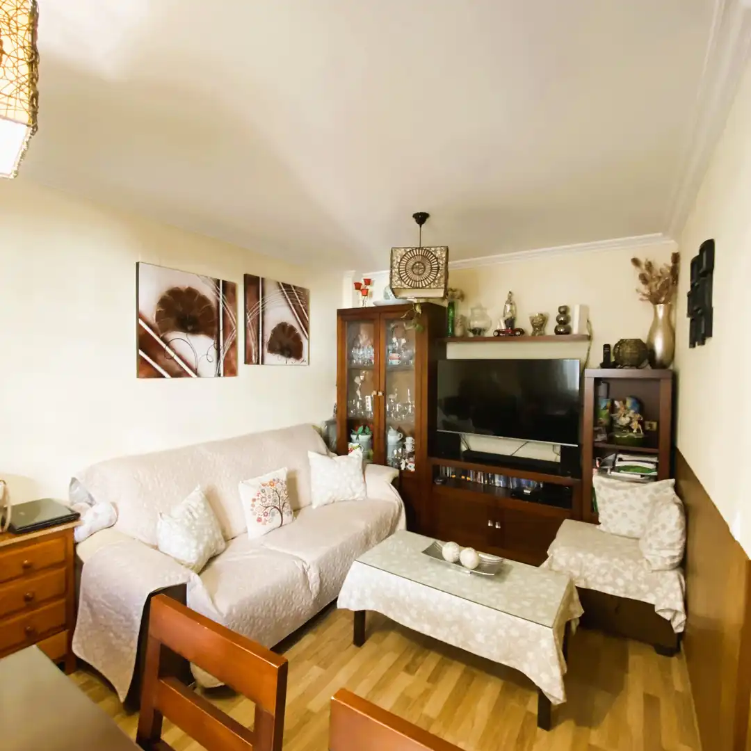 Sala de estar de Casa adosada en venta en Dos Hermanas con Aire acondicionado, Parquet y Trastero
