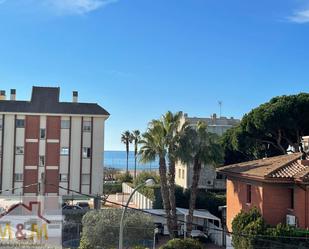 Vista exterior de Casa adosada en venda en Castelldefels amb Calefacció