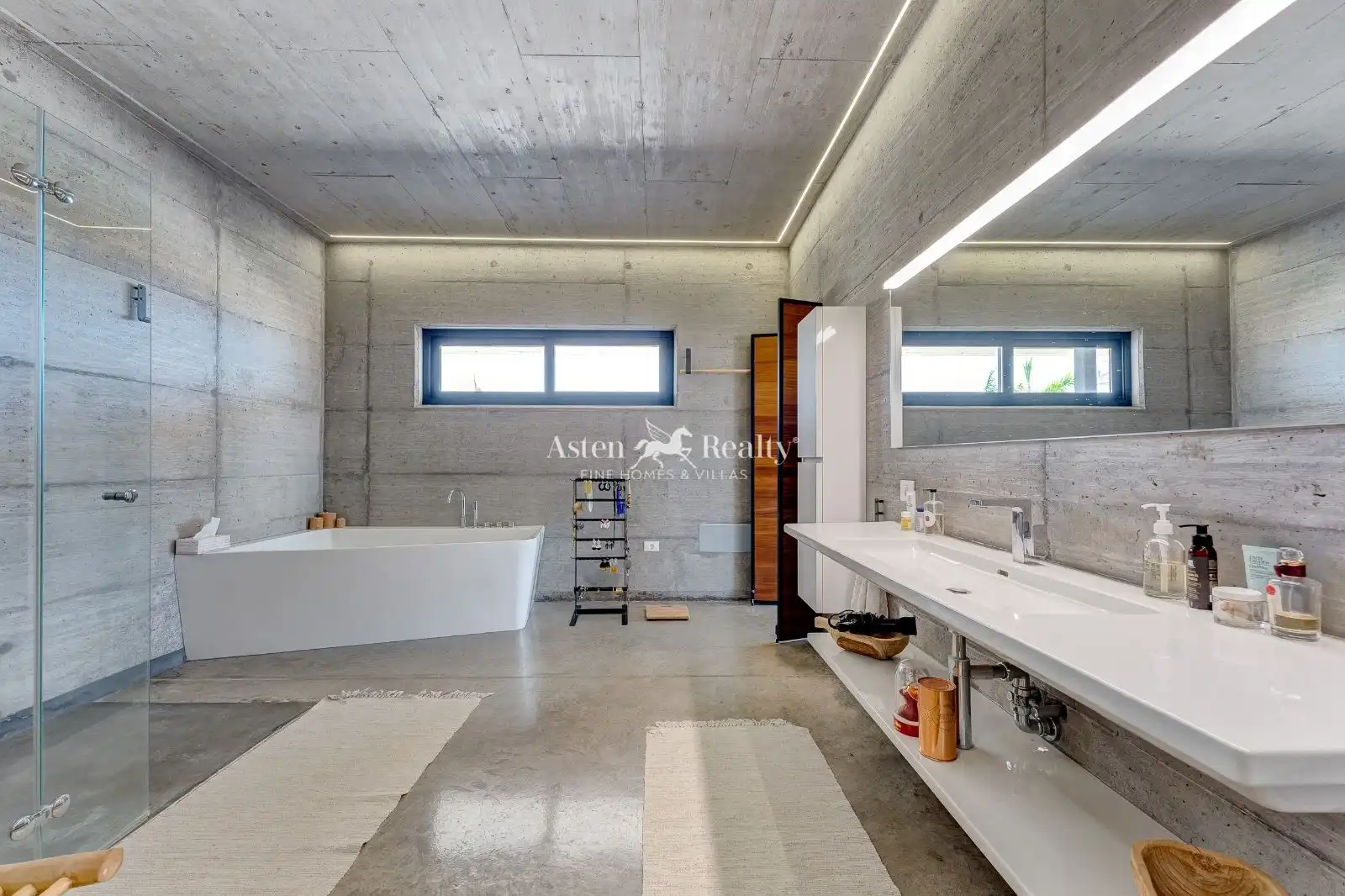 Bany de Casa o xalet en venda en Adeje amb Aire condicionat, Terrassa i Piscina