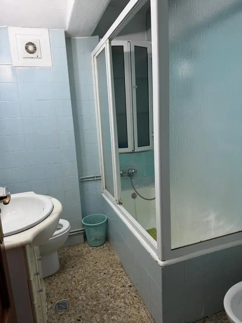Badezimmer von Wohnung zum Verkauf in Santiago de Compostela  mit Heizung, Parkett und Abstellraum