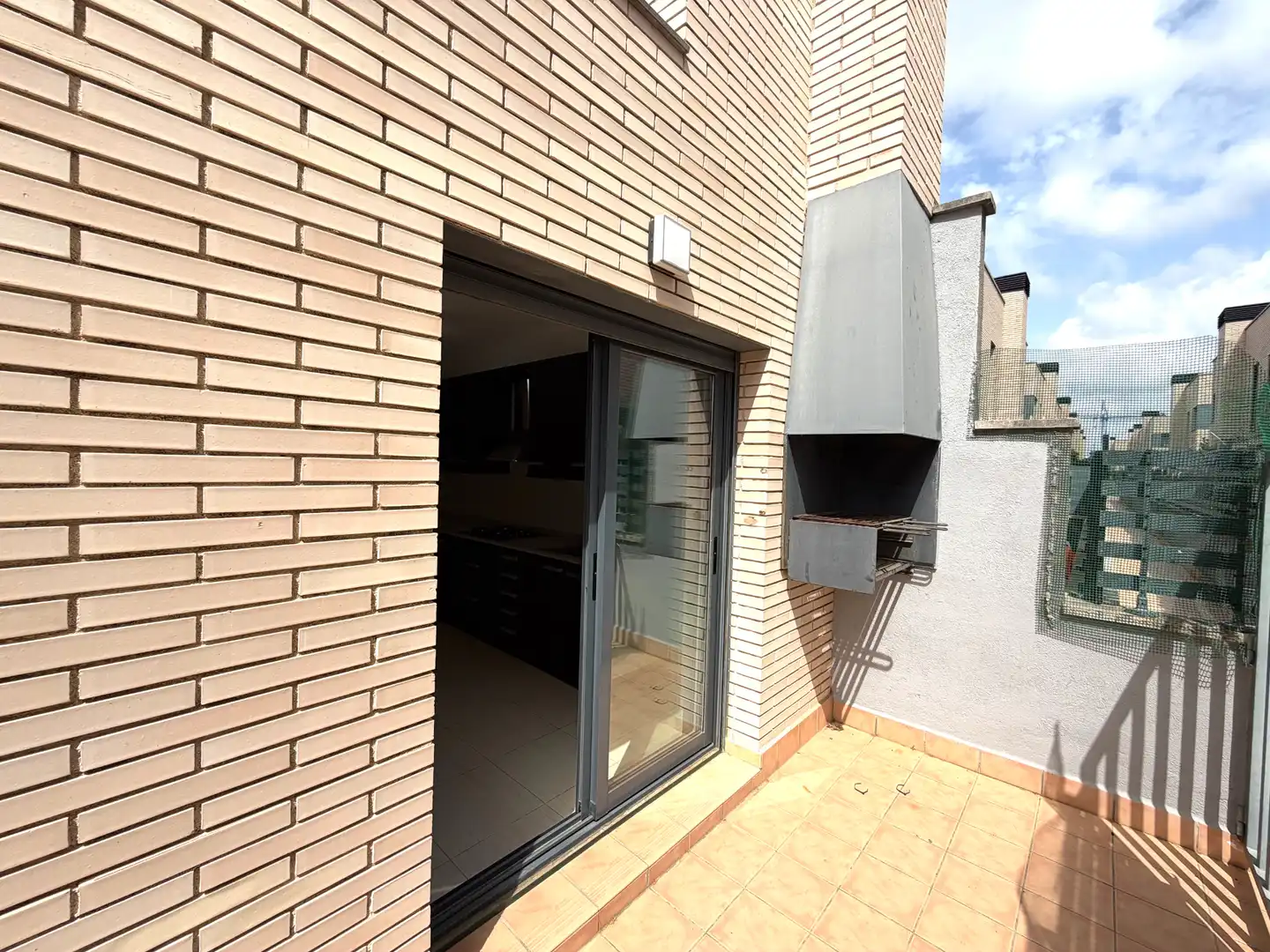Vista exterior de Casa adosada en venda en Cambrils amb Aire condicionat, Calefacció i Jardí privat