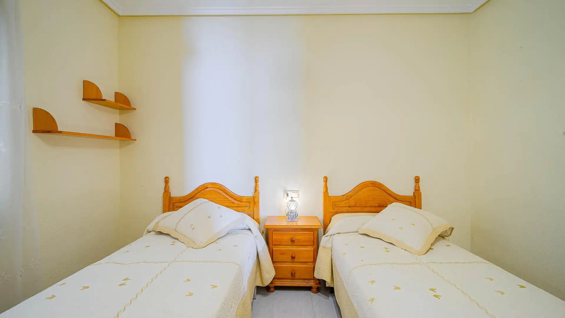 Habitación de Casa adosada en venta en Torrevieja con Jardín privado, Trastero y Piscina
