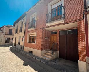 Vista exterior de Casa adosada en venda en Portillo amb Terrassa i Balcó