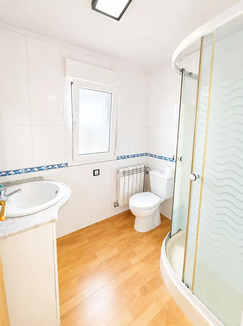 Bany de Casa o xalet en venda en Grado amb Calefacció, Terrassa i Traster