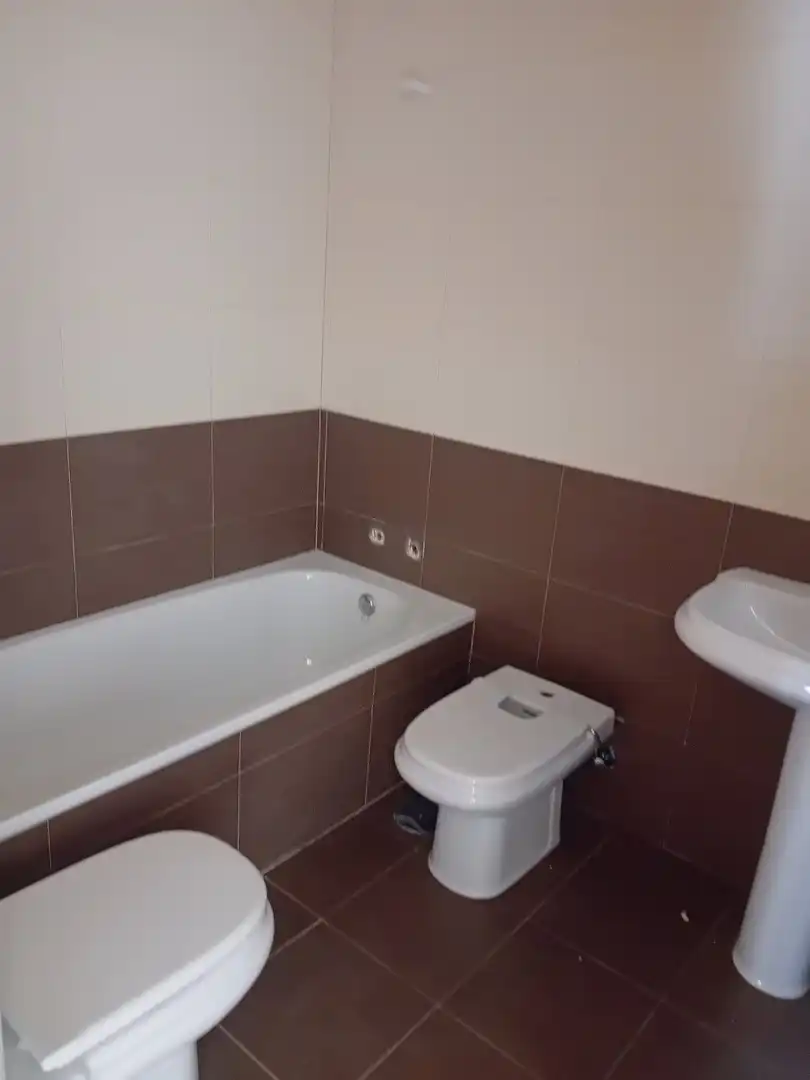 Bathroom of Flat for sale in Pozuelo de Calatrava  with Storage room, Swimming Pool and Community pool