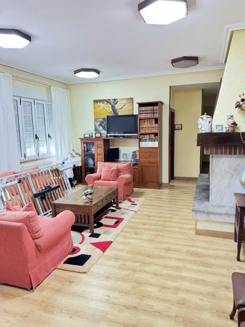 Sala d'estar de Casa o xalet en venda en Castrillón amb Calefacció, Jardí privat i Parquet