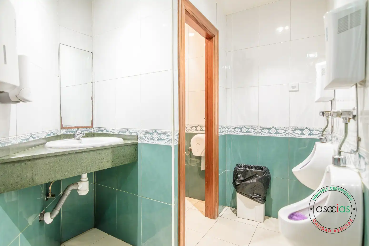 Badezimmer von Geschaftsraum zum Verkauf in Castrillón mit Klimaanlage und Möbliert