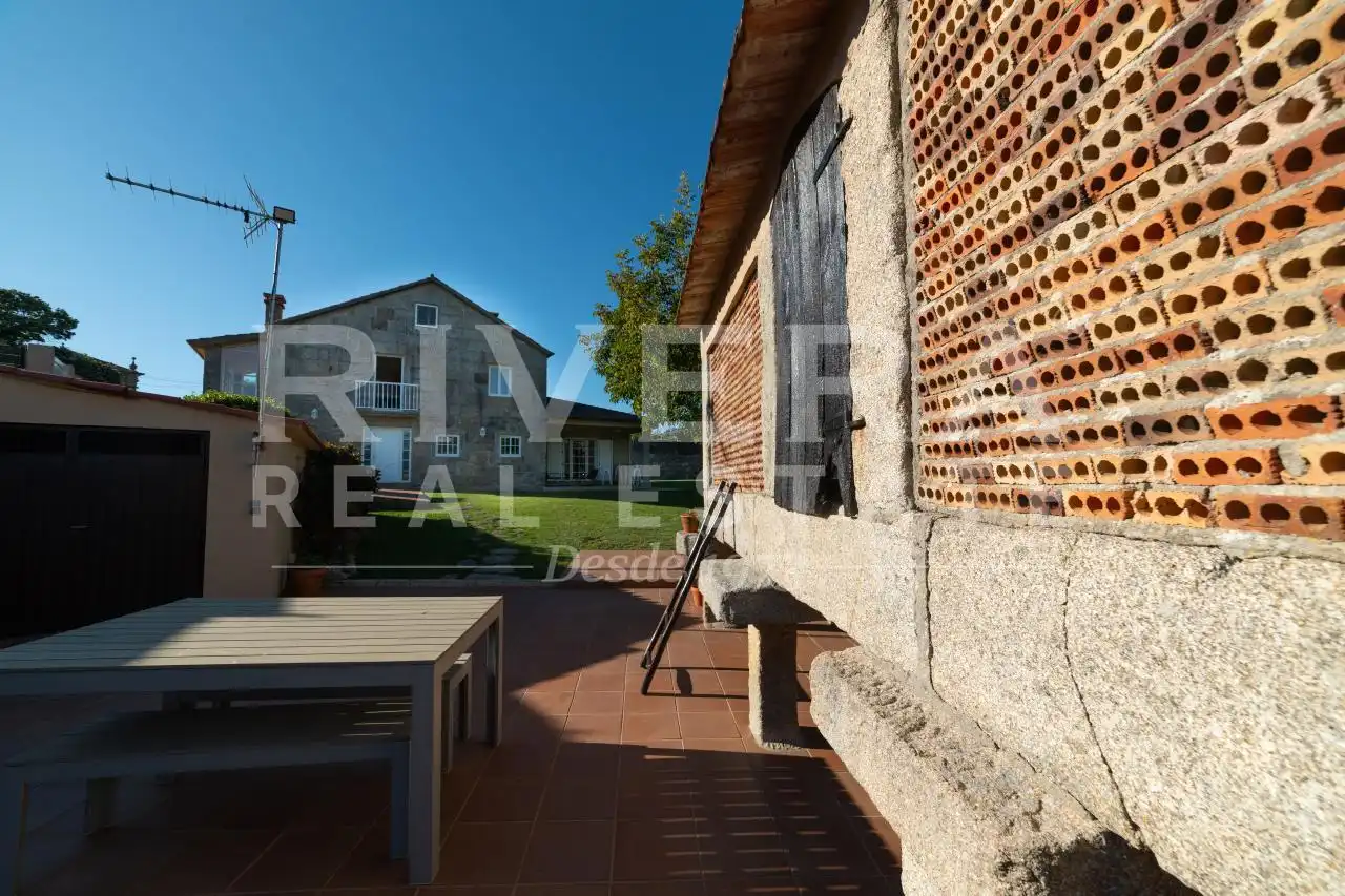 Vista exterior de Casa o xalet en venda en Nigrán amb Calefacció, Jardí privat i Moblat