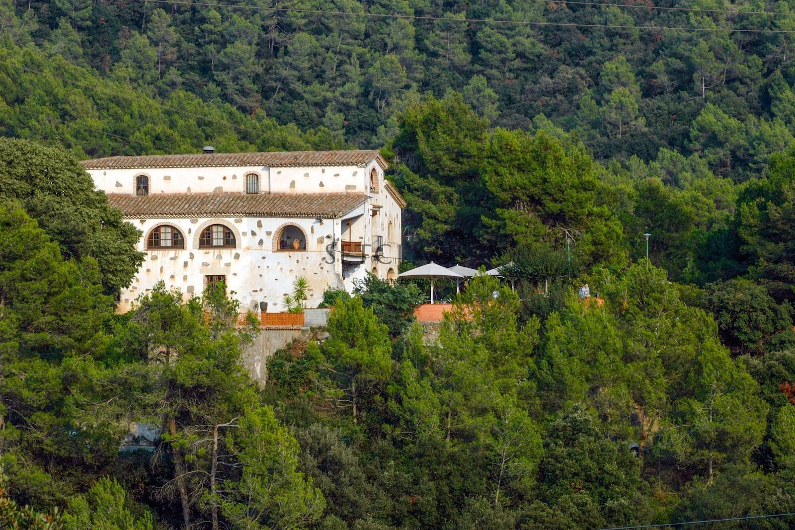 Vista exterior de Finca rústica en venda en Molins de Rei amb Calefacció i Piscina