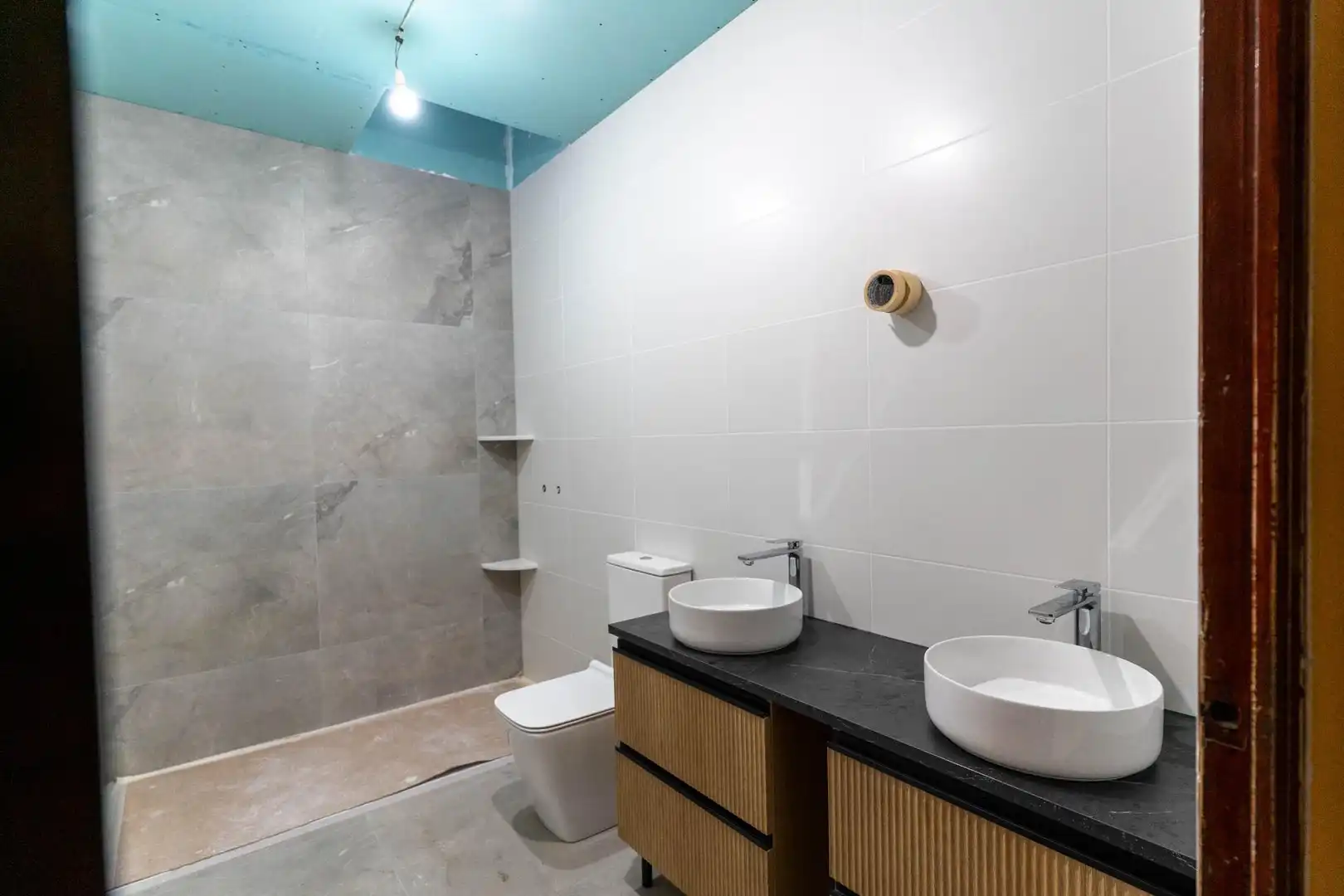 Bany de Casa o xalet en venda en Sant Vicenç Dels Horts amb Jardí privat