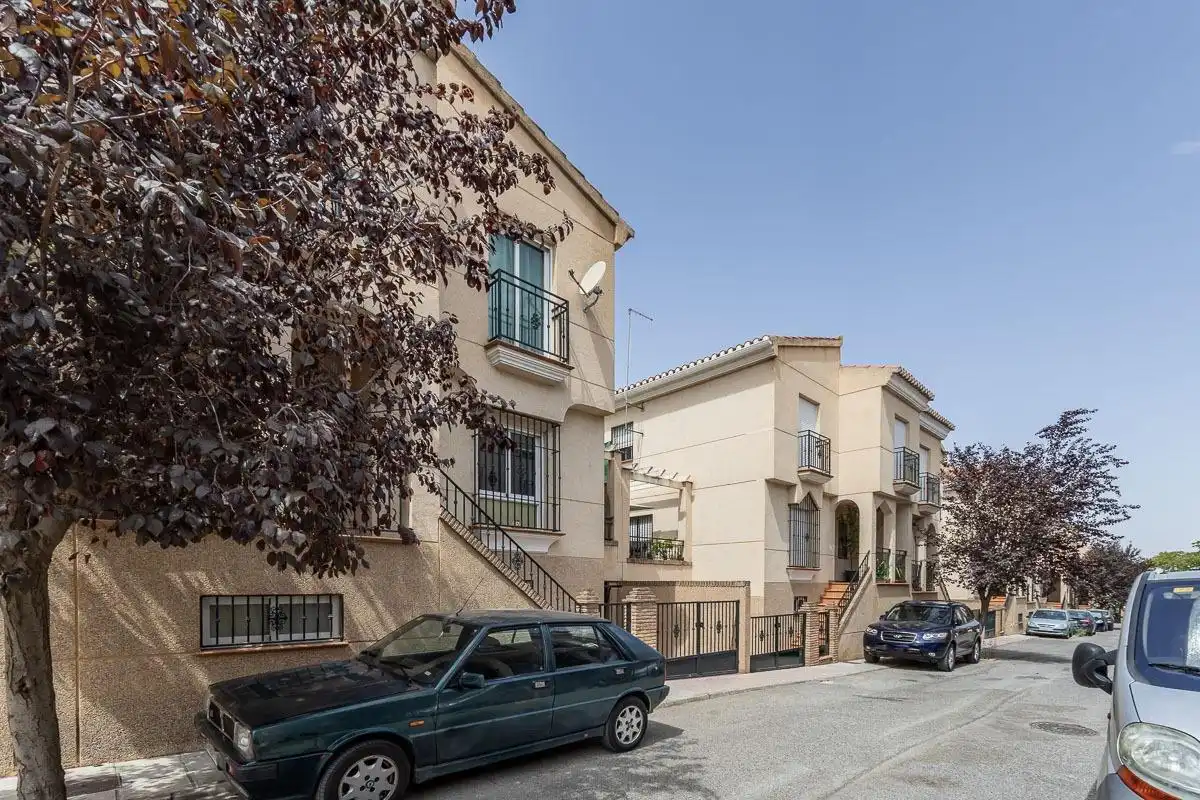 Vista exterior de Casa adosada en venta en Alhendín con Calefacción, Terraza y Balcón