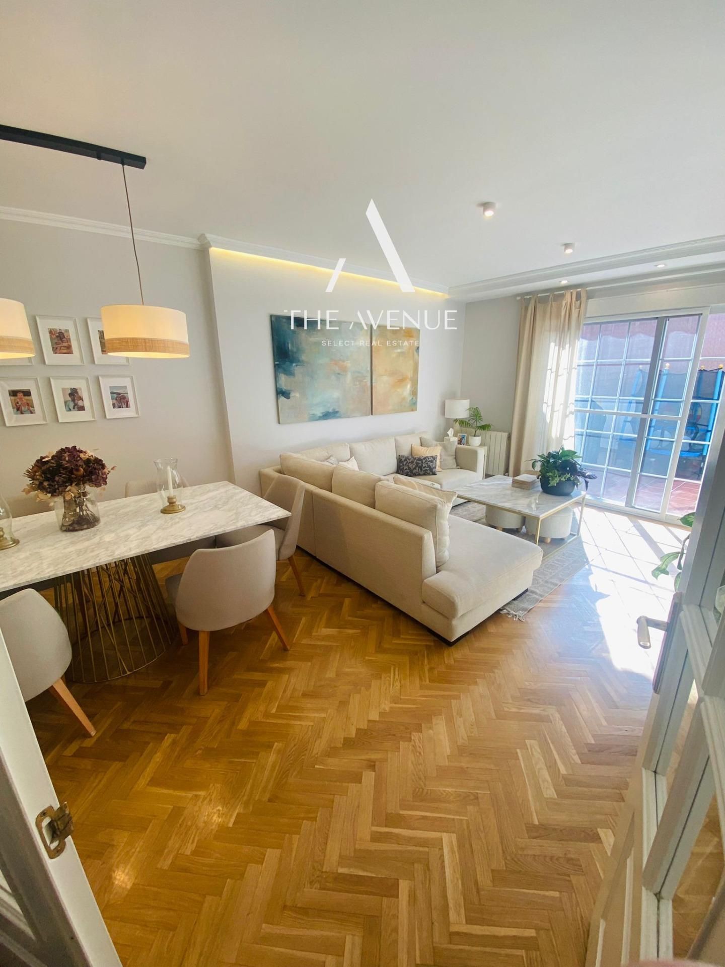 Sala d'estar de Casa adosada en venda en La Moraleja amb Aire condicionat, Calefacció i Jardí privat