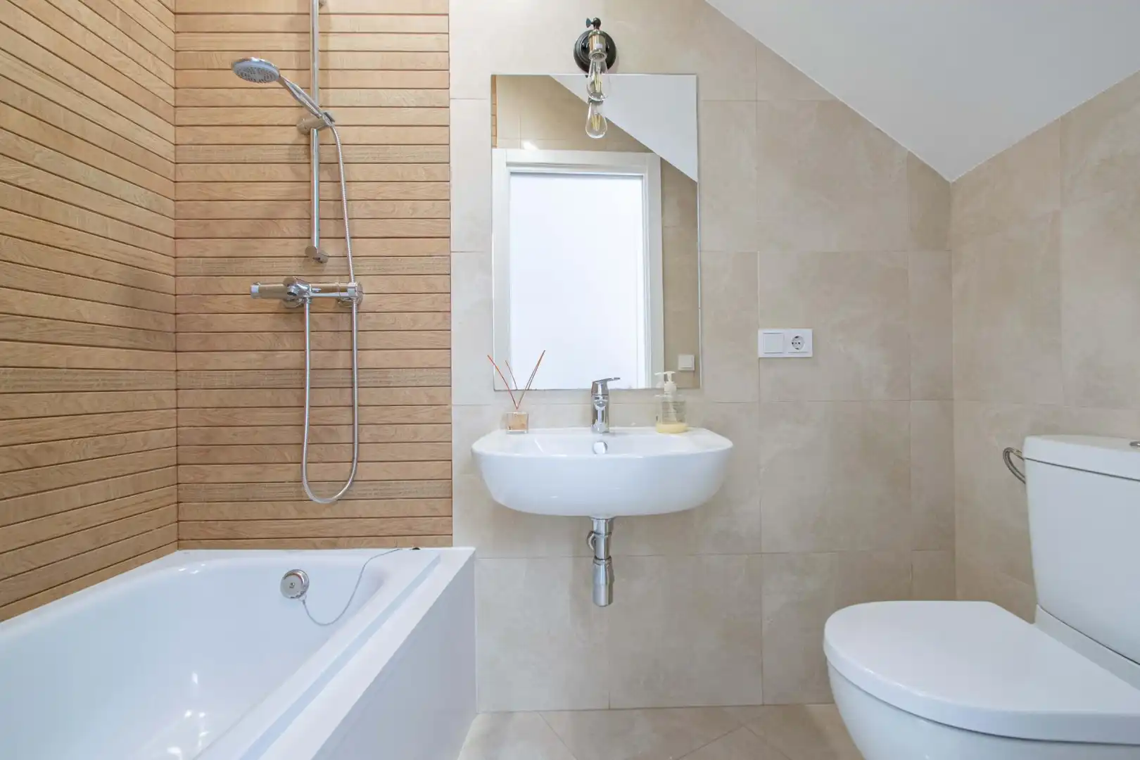 Badezimmer von Dachboden zum Verkauf in Sevilla mit Klimaanlage, Terrasse und Balkon