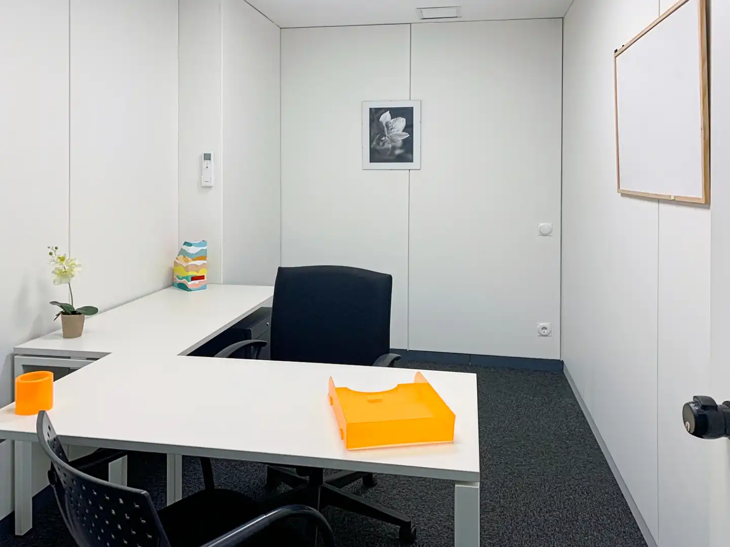 Office for rent in Marbella  with Air Conditioner, Heating and Furnished