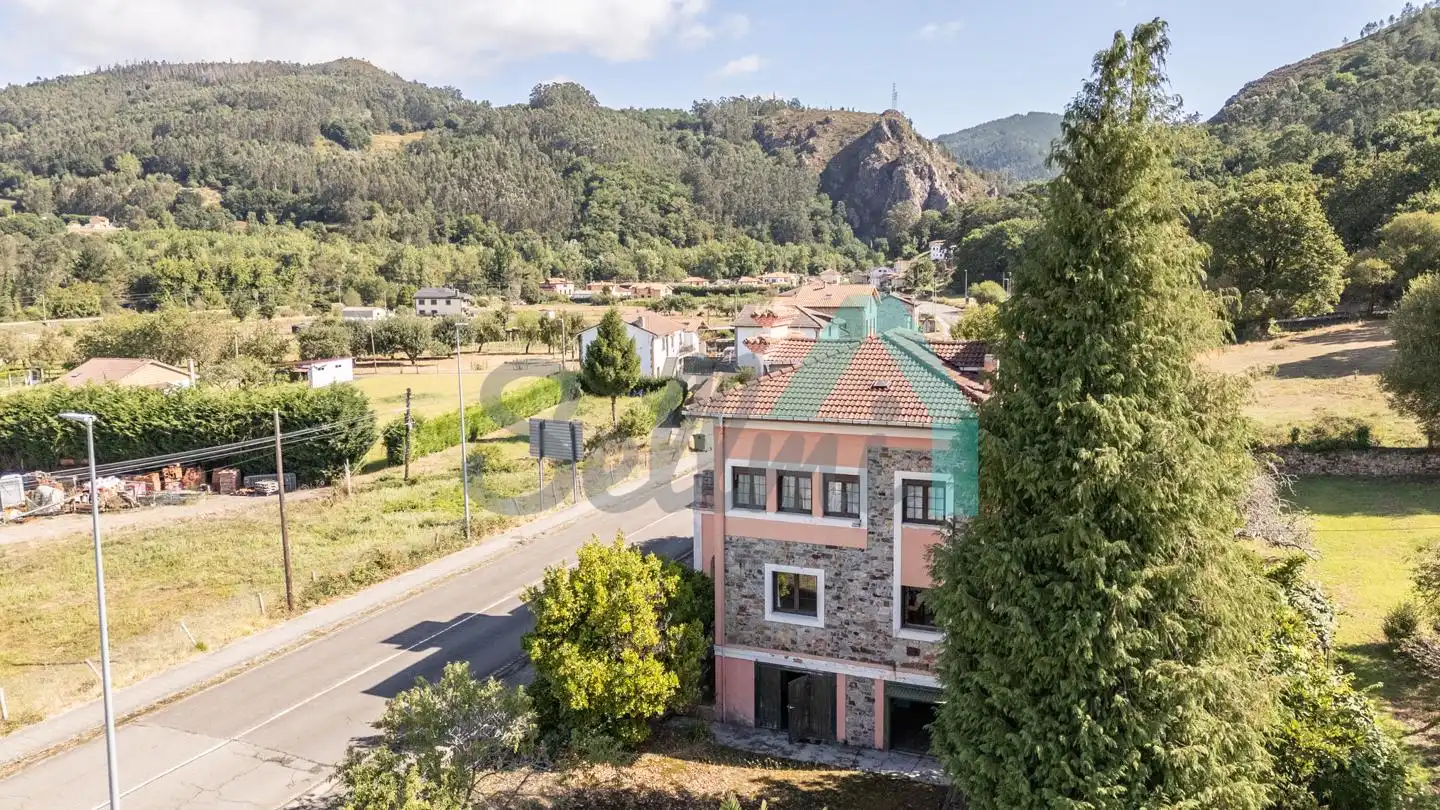 Vista exterior de Casa o chalet en venta en Grado con Calefacción, Jardín privado y Parquet