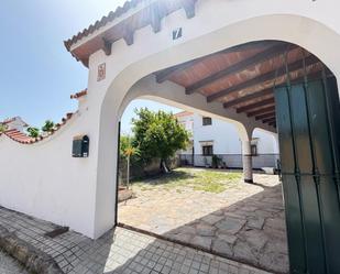 Vista exterior de Casa o xalet en venda en Algeciras amb Jardí privat i Piscina