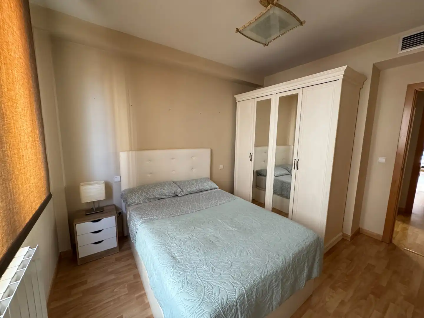 Dormitori de Apartament de lloguer en Zaragoza amb Calefacció, Parquet i Moblat