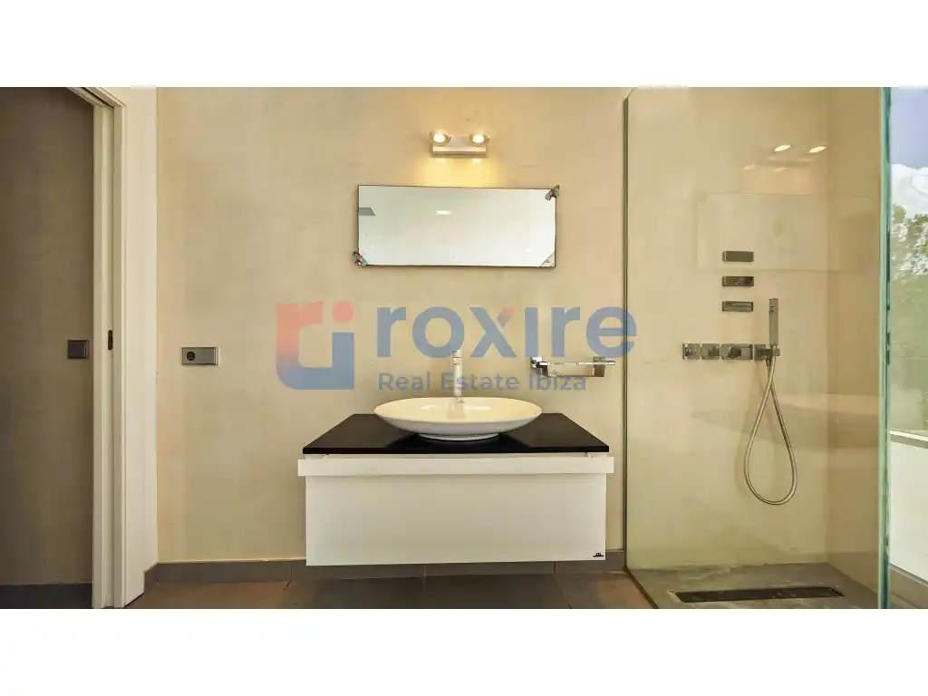 Bany de Casa o xalet en venda en Santa Eulària des Riu amb Aire condicionat, Jardí privat i Terrassa