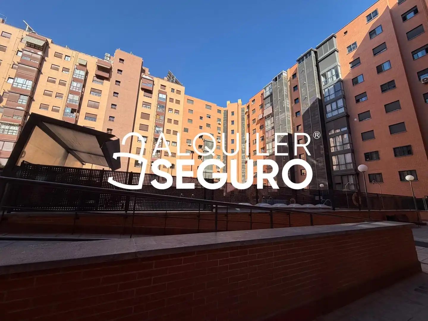 Vista exterior de Piso de alquiler en Madrid con Aire acondicionado, Calefacción y Piscina