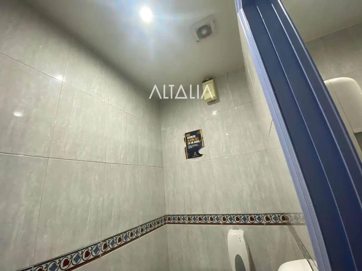 Baño de Local en venta en Cuenca con Aire acondicionado