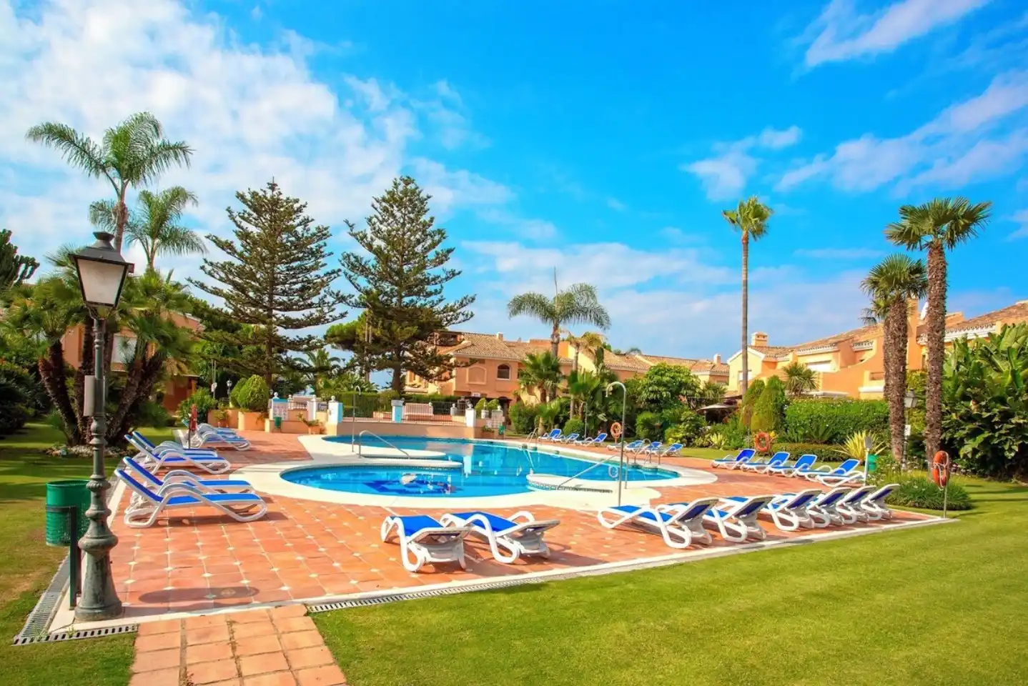 Piscina de Casa adosada de lloguer en Estepona amb Aire condicionat, Terrassa i Moblat