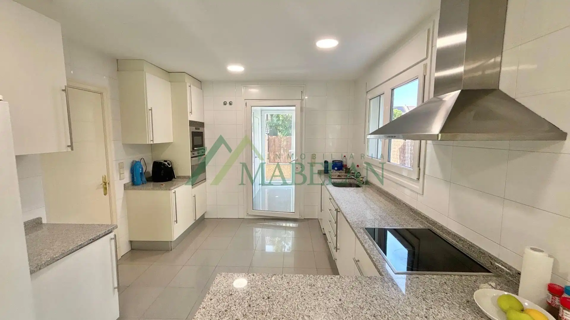 Küche von Einfamilien-Reihenhaus zur Miete in Madrid mit Klimaanlage, Privatgarten und Terrasse
