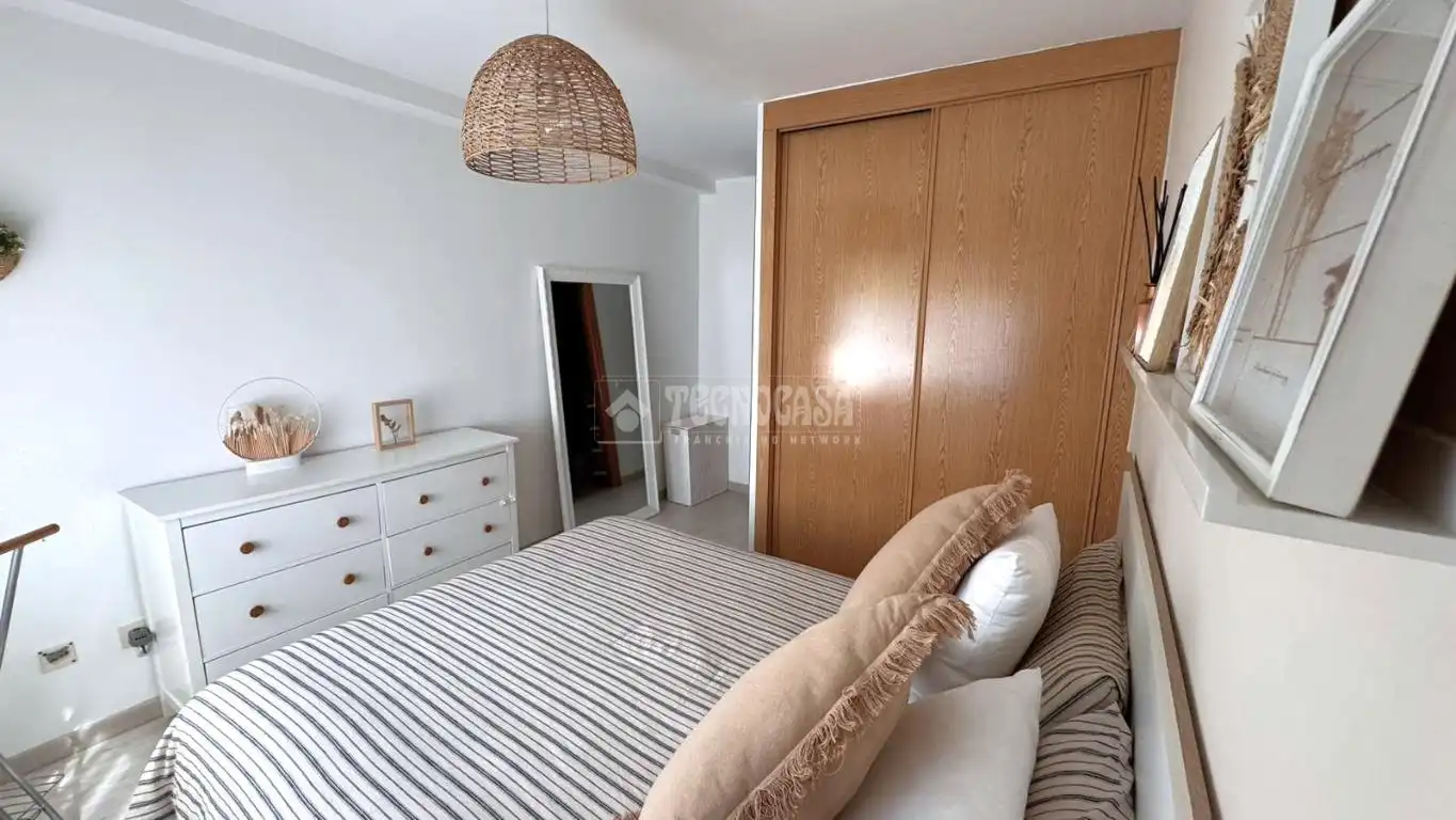 Habitación de Casa adosada en venta en Boadilla del Monte con Aire acondicionado, Calefacción y Piscina comunitaria