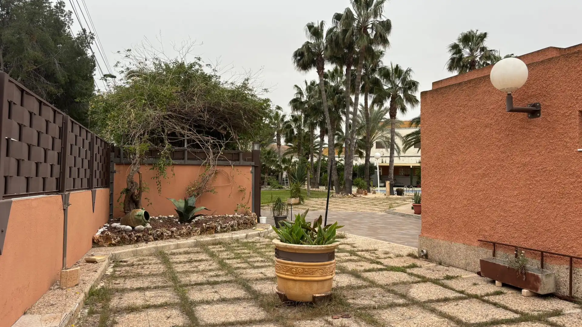 Vista exterior de Casa o xalet en venda en Elche / Elx amb Jardí privat, Terrassa i Piscina