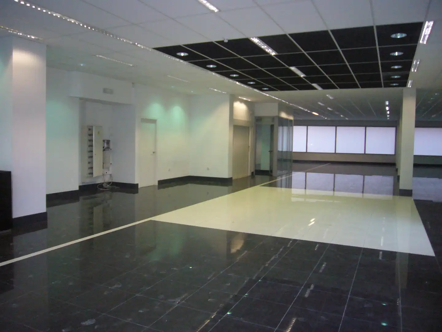 Locale commerciale in vendita a Avenida das Mariñas