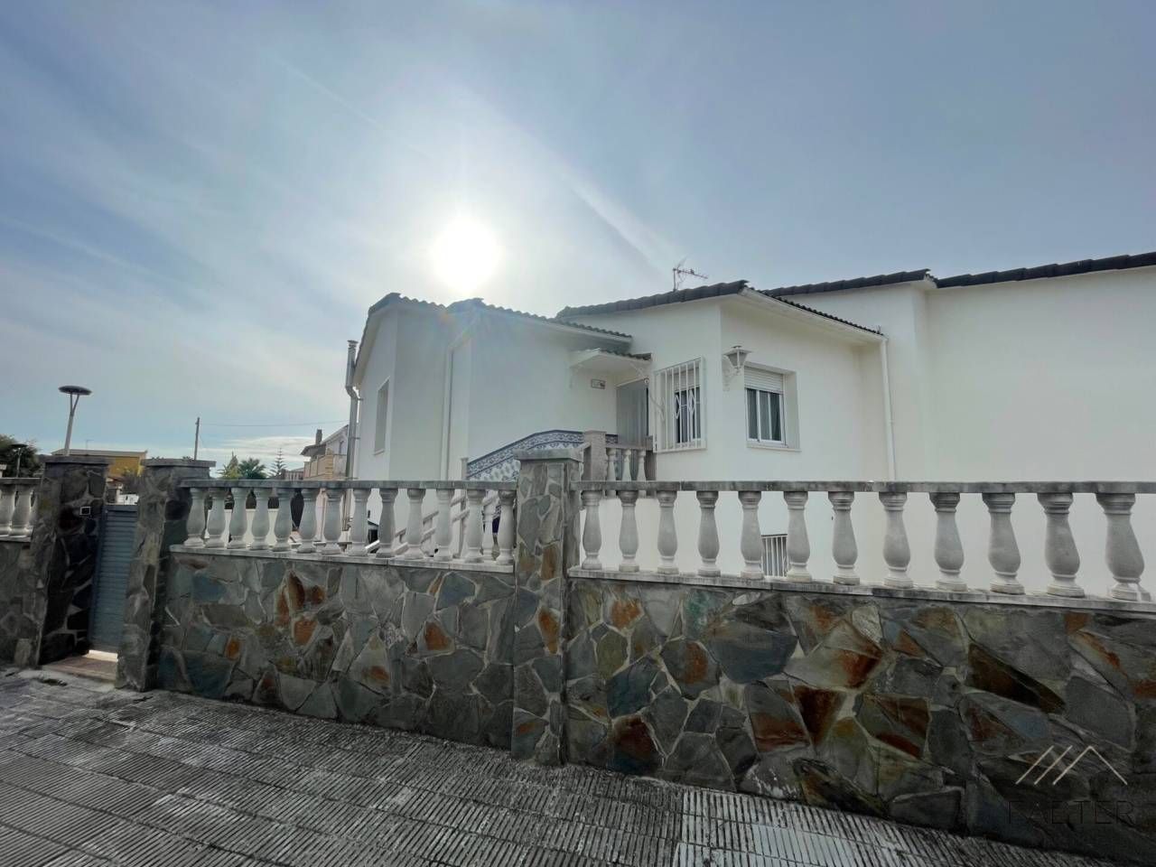 Vista exterior de Casa adosada en venda en El Vendrell amb Piscina
