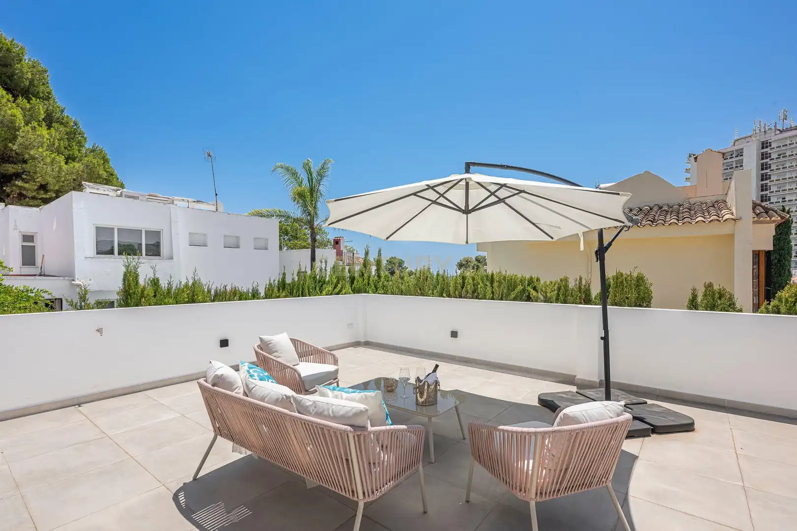 Terrasse von Haus oder Chalet zum Verkauf in Marbella mit Klimaanlage, Privatgarten und Abstellraum