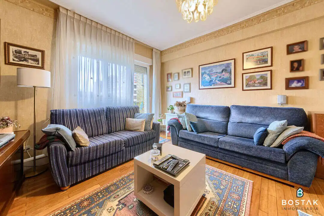 Sala d'estar de Pis en venda en Bilbao  amb Calefacció, Traster i Balcó